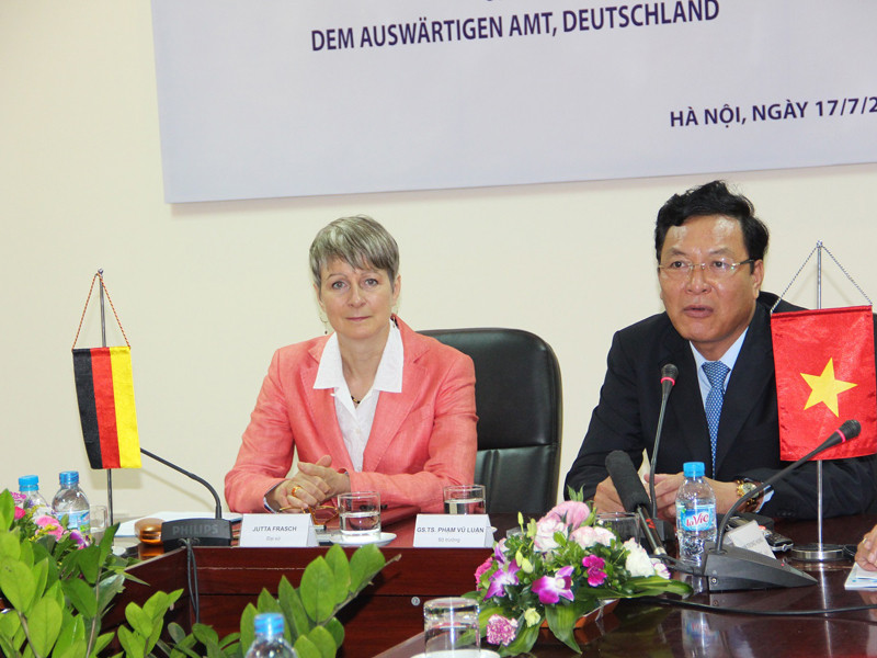 Bộ trưởng Phạm Vũ Luận và Đại sứ CHLB Đức Jutta Frasch tại Lễ ký kết. Ảnh: ĐSQ Đức
