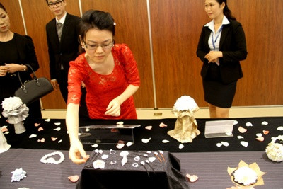 Với vốn kiến thức tiếp thu từ nước ngoài, Lý Kha Trân (áo đỏ), con gái ông chủ hãng sứ Minh Long 1, là người góp phần quan trọng trọng việc sáng tạo những sản phảm hoa sứ nghệ thuật