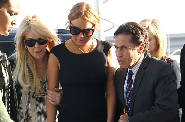 Hàng loạt ống kính truyền thông chụp lại khoảnh khắc 'Nữ hoàng rắc rối' xuất hiện tại tòa. Hàng loạt ống kính truyền thông ghi lại khoảnh khắc