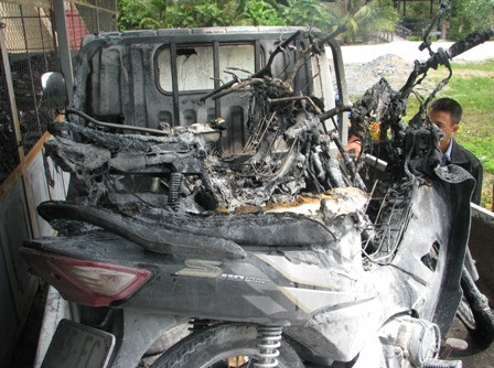 3 xe máy bị cháy vẫn còn trên xe chuyên dụng. 3 xe máy bị cháy vẫn còn trên xe chuyên dụng