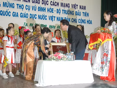 Bộ trưởng Bộ GD&ĐT Phạm Vũ Luận tặng bức tranh mừng đại thọ cụ Hòe Ảnh: Quang Phương