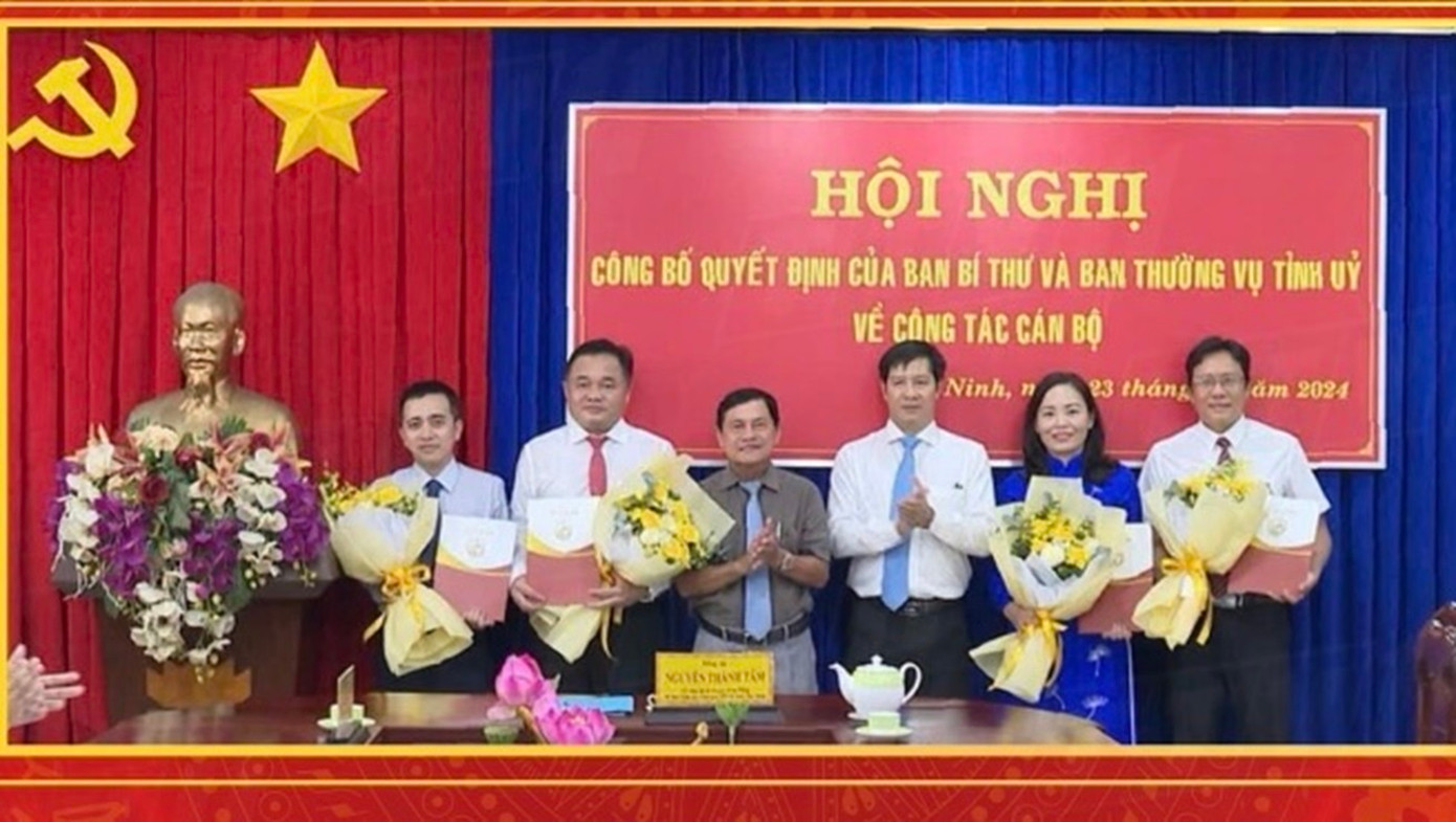 Hội nghị công bố quyết định của Ban Bí thư Trung ương Đảng về công tác cán bộ tại Ủy ban Kiểm tra Tỉnh ủy Tây Ninh, chiều 23/10. (Ảnh: TTV11) Hội nghị công bố quyết định của Ban Bí thư Trung ương Đảng về công tác cán bộ tại Ủy ban Kiểm tra Tỉnh ủy Tây Ninh, chiều 23/10. (Ảnh: TTV11)