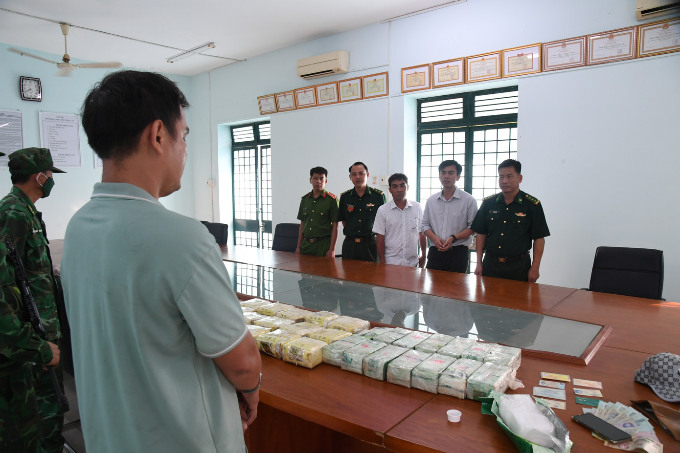 Ban Chuyên án đến động viên lực lượng đánh án và kiểm tra tang vật. Ảnh: BPTN