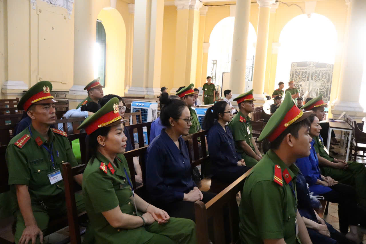 Các bị cáo tại phiên tòa ngày 17/10. Ảnh: Tân Châu