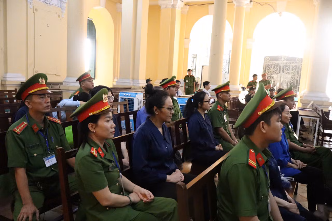 Các bị cáo tại phiên tòa ngày 17/10. Ảnh: Tân Châu