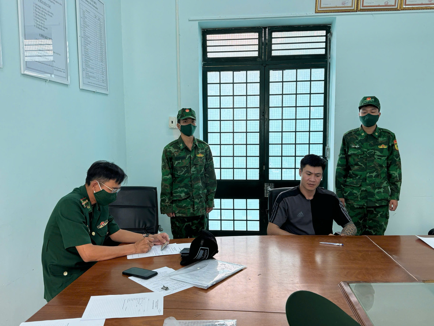 Biên phòng Tây Ninh đang làm việc với đối tượng có lệnh truy nã sáng 12/10. Ảnh: BPTN Biên phòng Tây Ninh đang làm việc với đối tượng có lệnh truy nã sáng 12/10. Ảnh: BPTN