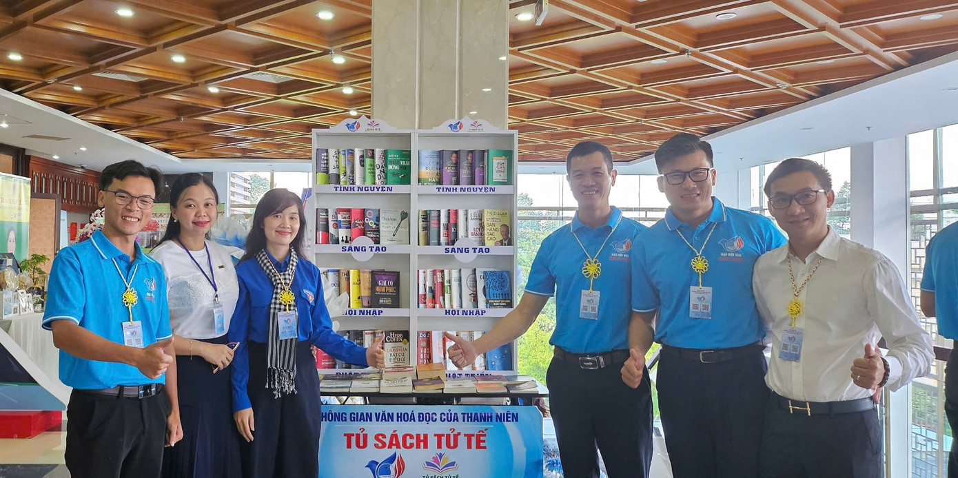 Lãnh đạo Tỉnh Đoàn Tây Ninh và lãnh đạo Hội Doanh nghiệp trẻ Tây Ninh chụp ảnh lưu niệm tại gian trưng bày của đại hội. Lãnh đạo Tỉnh Đoàn Tây Ninh và lãnh đạo Hội Doanh nghiệp trẻ Tây Ninh chụp ảnh lưu niệm tại gian trưng bày của đại hội.