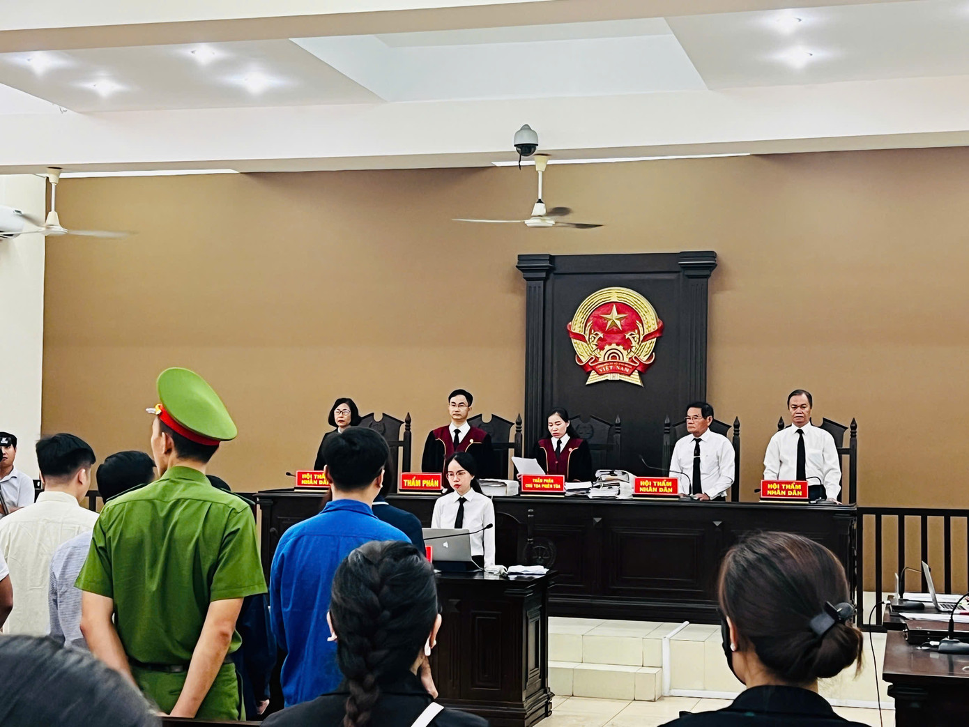 Một góc phiên tòa sáng nay. Một góc phiên tòa sáng nay.