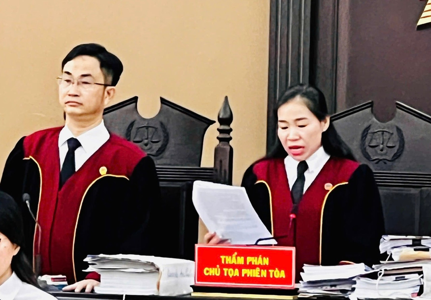 Nữ thẩm phán Nguyễn Thị Sang - Chủ tọa phiên tòa đang công bố quyết định đưa vụ án ra xét xử. Nữ thẩm phán Nguyễn Thị Sang - Chủ tọa phiên tòa đang công bố quyết định đưa vụ án ra xét xử.