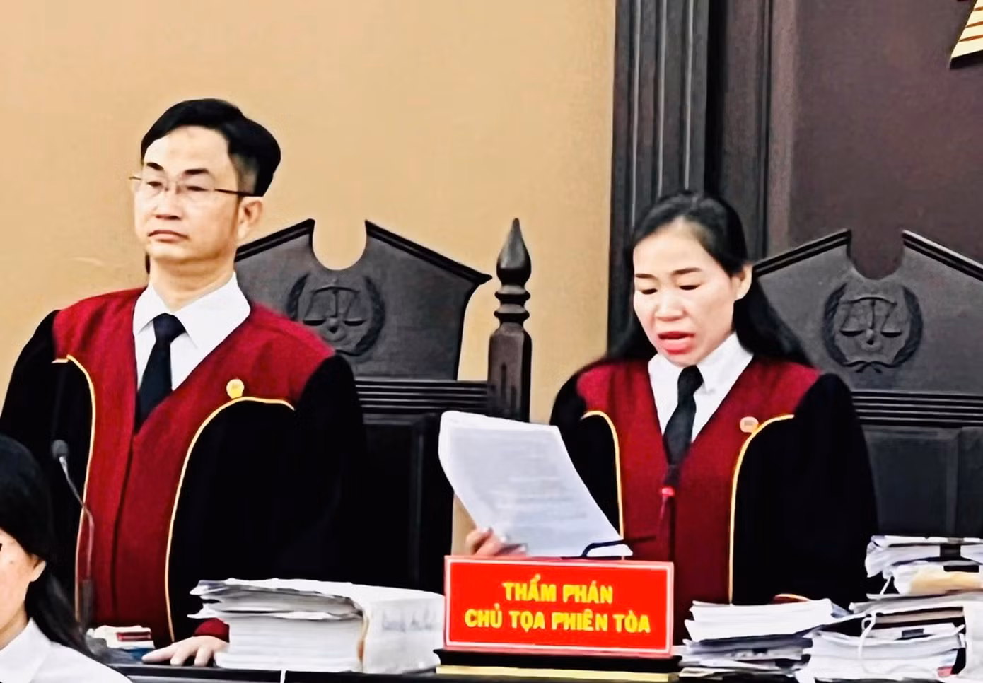 Nữ thẩm phán Nguyễn Thị Sang - Chủ tọa phiên tòa đang công bố quyết định đưa vụ án ra xét xử.