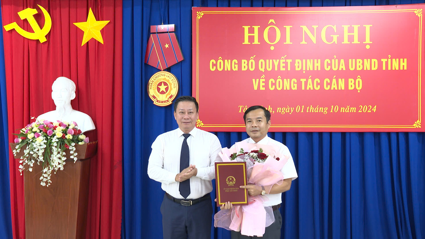 Ông Nguyễn Thanh Ngọc - Phó Bí thư Tỉnh ủy, Chủ tịch UBND tỉnh Tây Ninh (trái), trao quyết định cho ông Nguyễn Hoàng Nam. Ảnh: TTV11