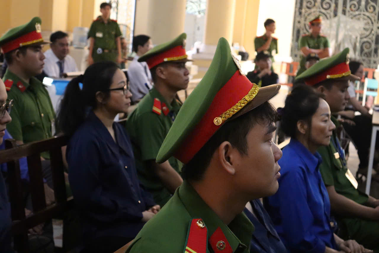 Bị cáo Ngô Thanh Nhã (hàng ghế đầu, phải sang - em dâu bà Trương Mỹ Lan) tại phiên tòa sáng nay. Ảnh: Tân Châu