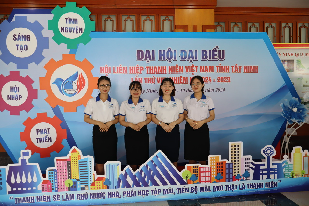 Các bạn trẻ chụp ảnh lưu niệm nhân Đại hội Hội LHTN Việt Nam tỉnh Tây Ninh. Ảnh: Tân Châu Các bạn trẻ chụp ảnh lưu niệm nhân Đại hội Hội LHTN Việt Nam tỉnh Tây Ninh. Ảnh: Tân Châu