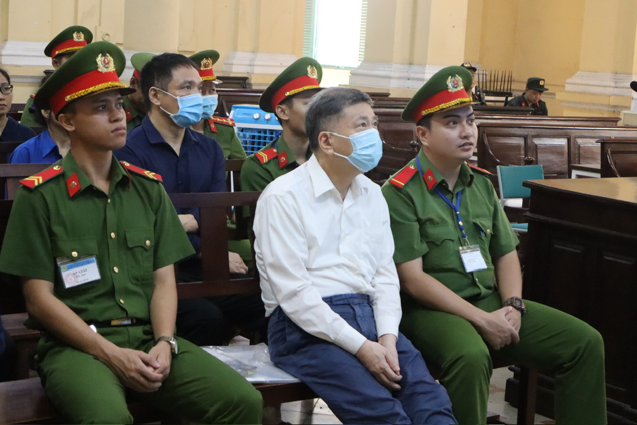 Ông Chu Lập Cơ và các bị cáo tại phiên tòa sáng 4/10. Ảnh: Tân Châu Ông Chu Lập Cơ và các bị cáo tại phiên tòa sáng 4/10. Ảnh: Tân Châu