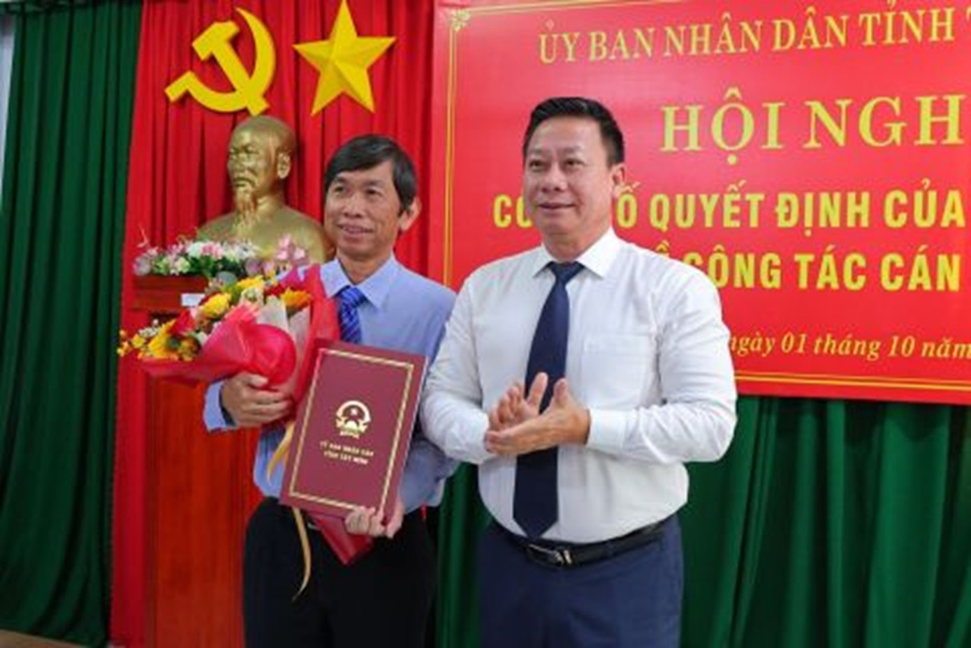 Ông Nguyễn Thanh Ngọc (phải) trao quyết định cho tân Giám đốc Sở Y tế Tây Ninh Đỗ Hồng Sơn. Ảnh: Hồng Thắm.