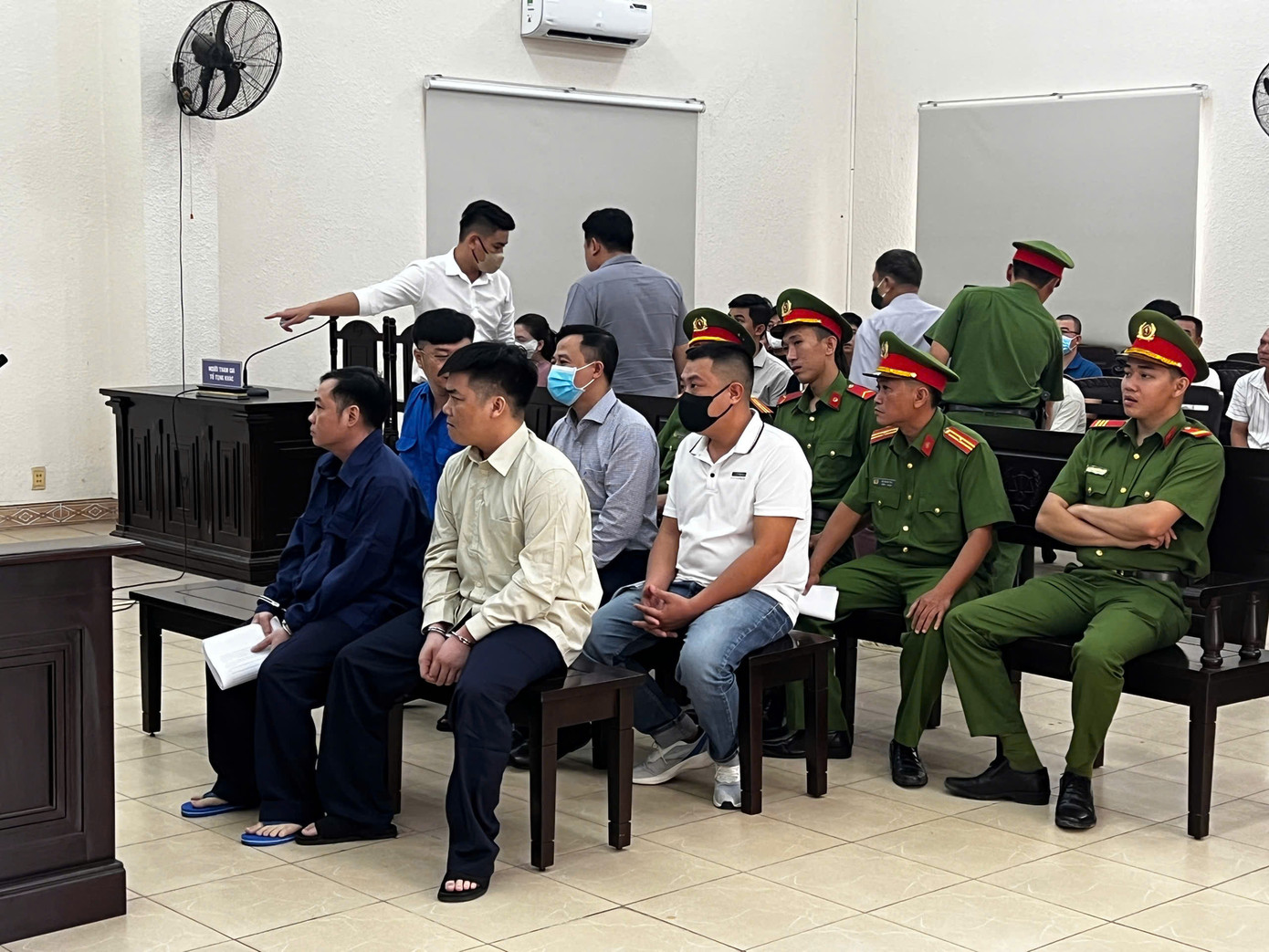 Các bị cáo (ngồi 2 dãy ghế đầu) tại phiên tòa. Các bị cáo (ngồi 2 dãy ghế đầu) tại phiên tòa.