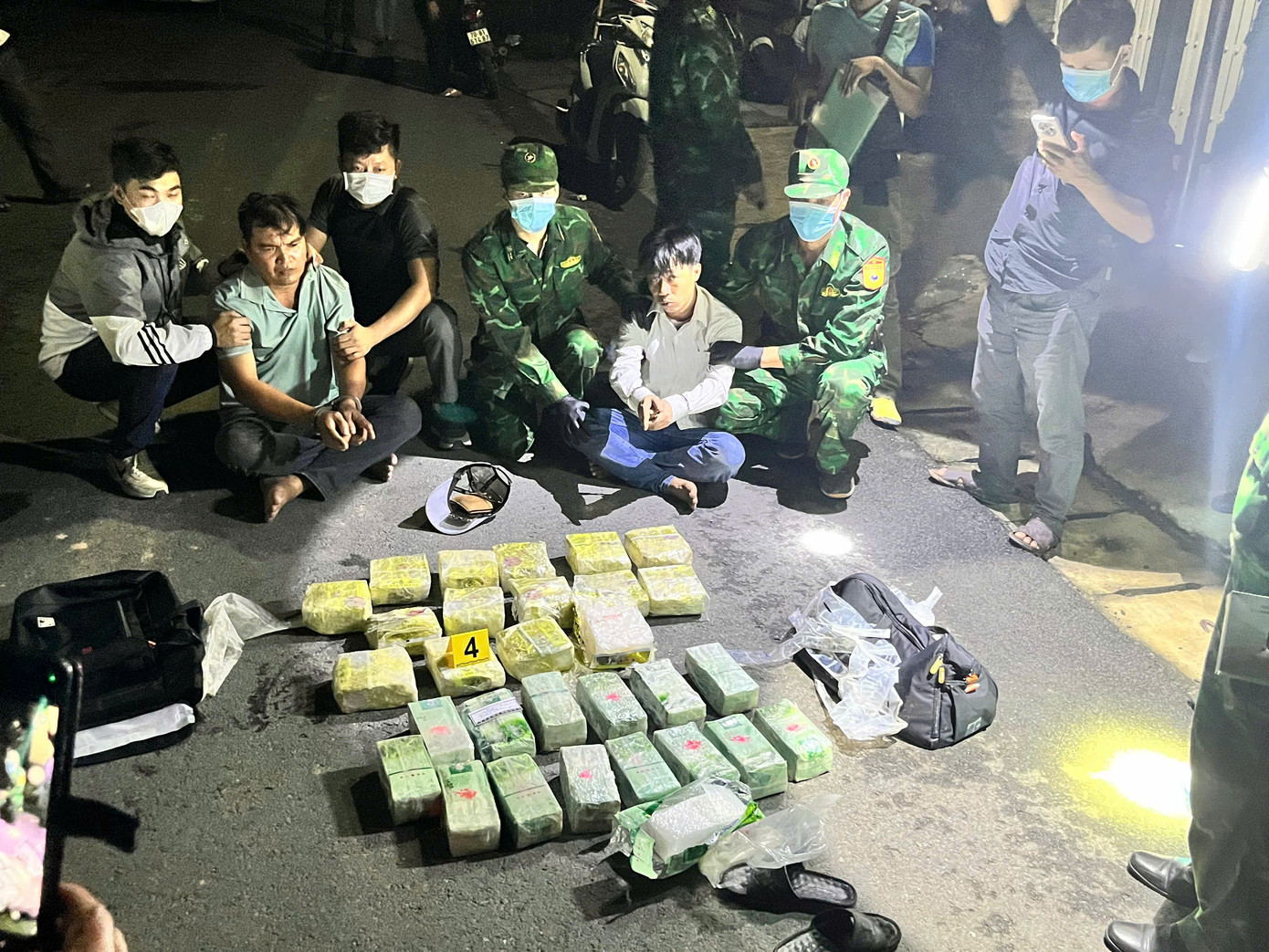 Trần Văn Sướng và Lý Minh Thương bị các lực lượng chức năng phối hợp bắt giữ cùng tang vật là 30kg ma túy đá. Ảnh: BPTN