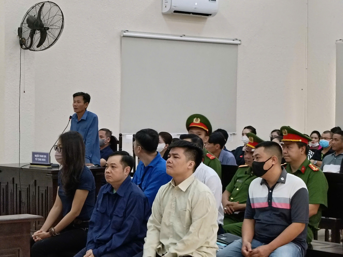 Ông Thùy (đứng) khai báo tại phiên tòa sáng 25/10.