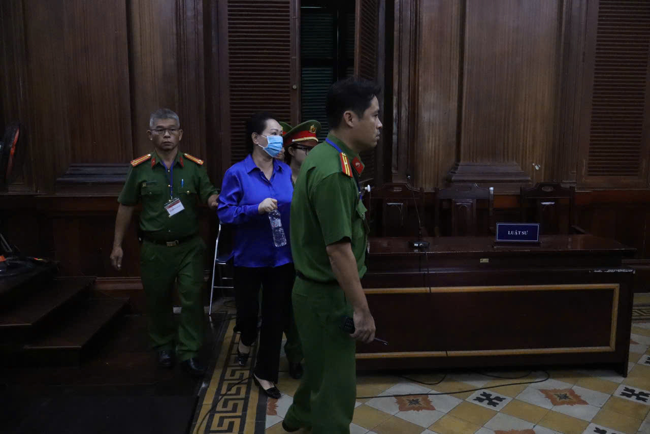 Cảnh sát dẫn giải bà Trương Mỹ Lan vào phòng xử án sáng nay 17/10. Ảnh: Tân Châu