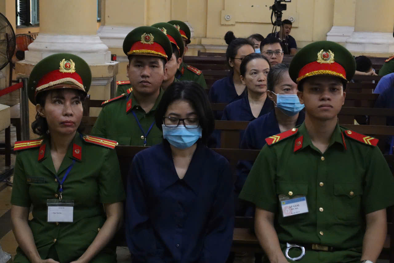 Các bị cáo tại phiên tòa ngày 17/10. Ảnh: Tân Châu