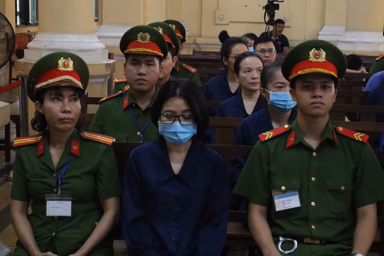 Các bị cáo tại phiên tòa ngày 17/10. Ảnh: Tân Châu