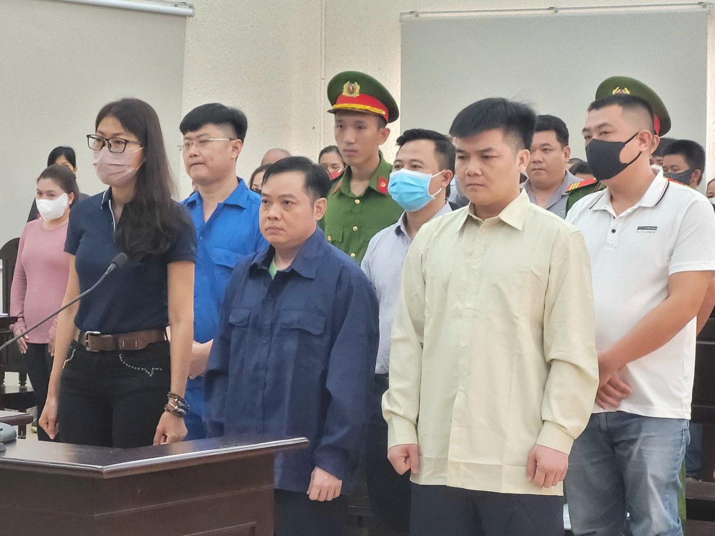 Bị cáo Phạm Thị Hồng (hàng đầu trái sang) tại phiên tòa.