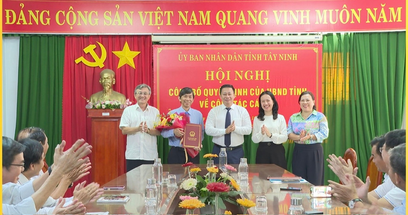 Lãnh đạo Sở Y tế chúc mừng tân giám đốc Sở Y tế Tây Ninh Đỗ Hồng Sơn. Ảnh: Hồng Thắm.