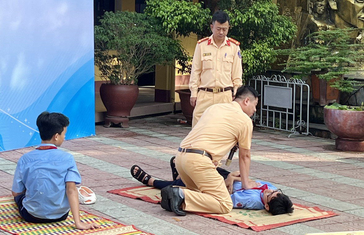 Các em học sinh được thực hành kỹ năng sơ cứu người bị đuối nước.