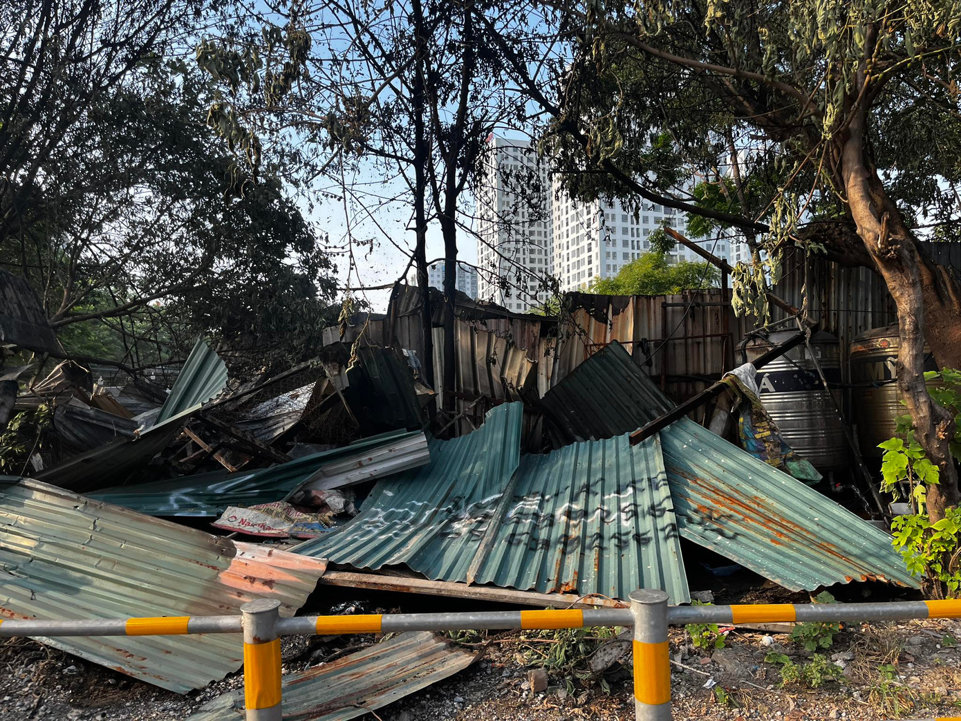 Tôn quây và mái đổ sập sau vụ cháy.