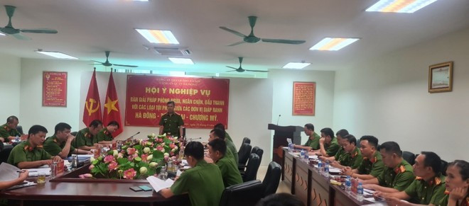 Đại tá Nguyễn Ngọc Quyền - Trưởng Công an quận Hà Đông chủ trì và điều hành nội dung thảo luận.