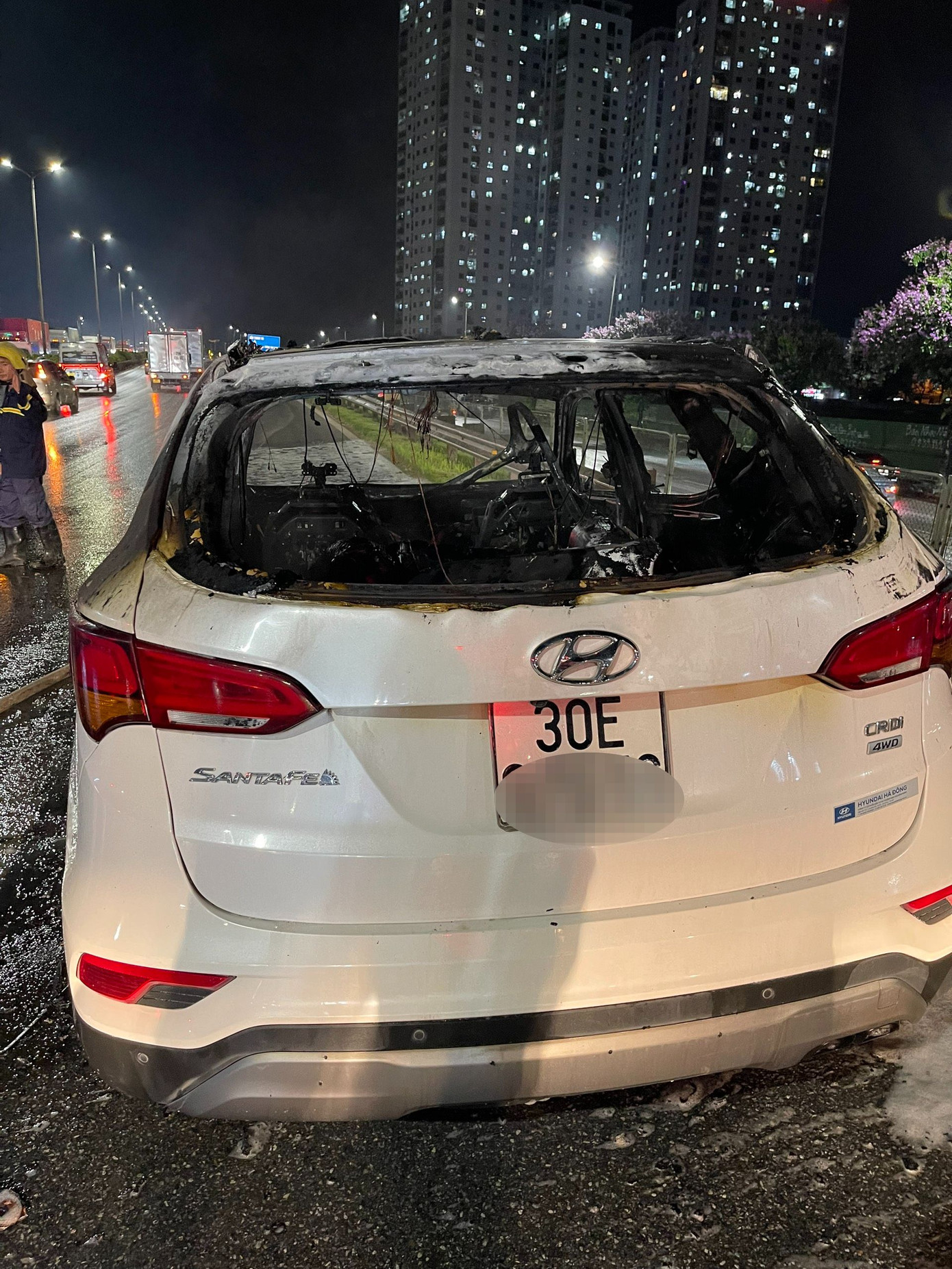 Xe cháy trơ khung.