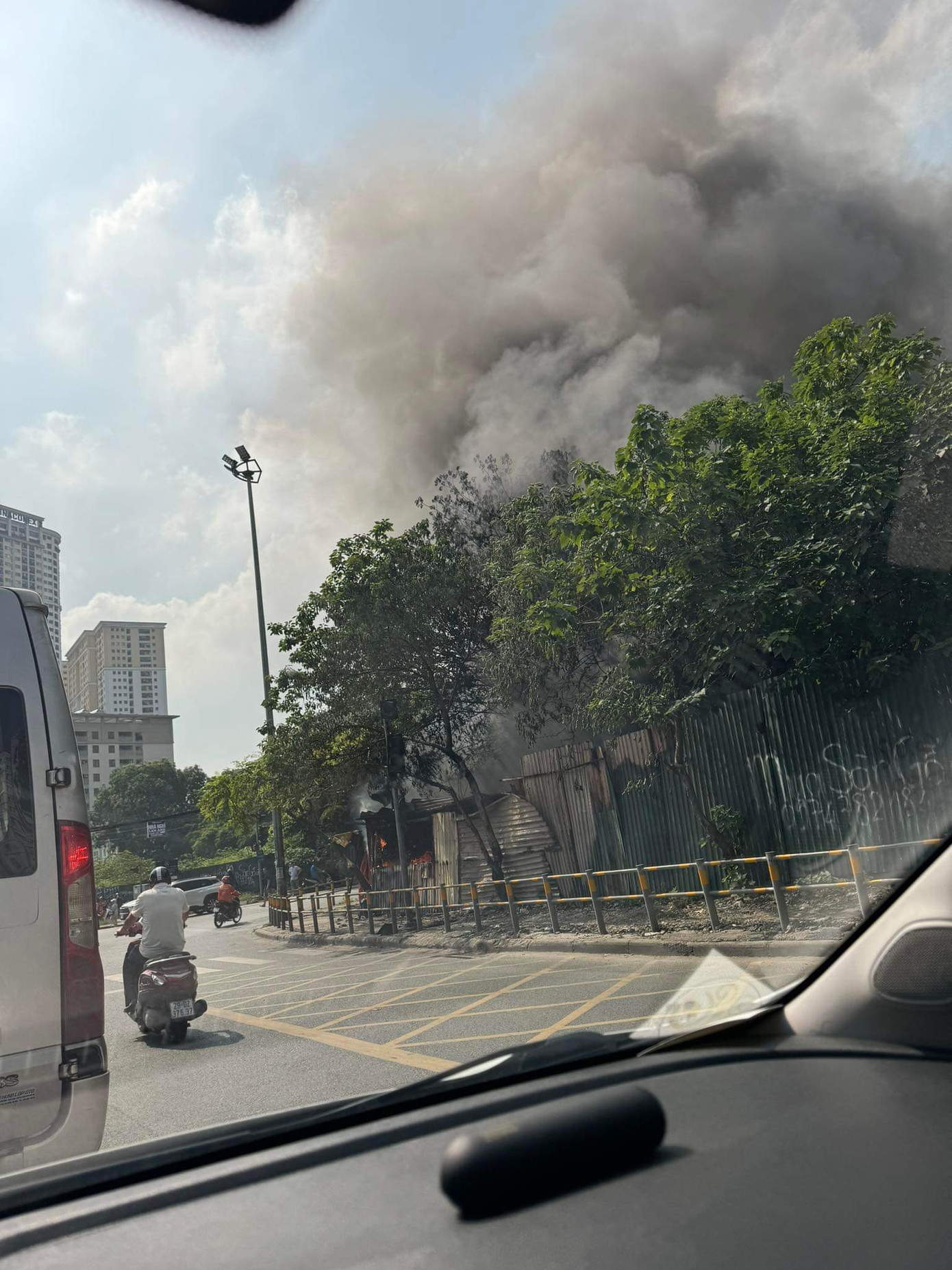 Thời điểm xảy ra vụ cháy lửa bốc lên cuồn cuộn.