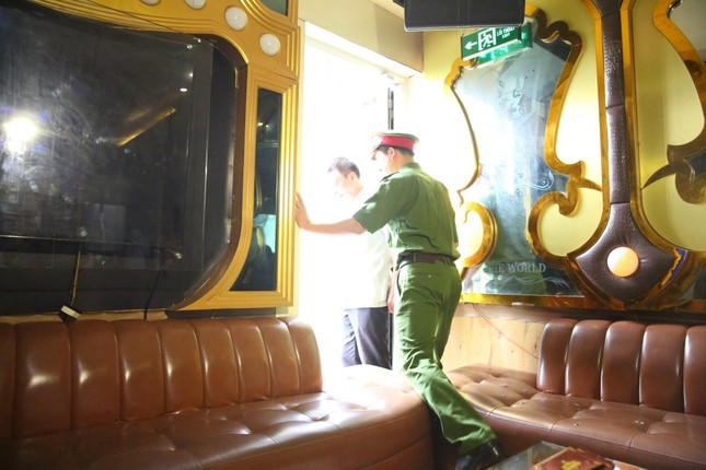 Kiểm tra lối thoát nạn tại cơ sở kinh doanh karaoke. Kiểm tra lối thoát nạn tại cơ sở kinh doanh karaoke.