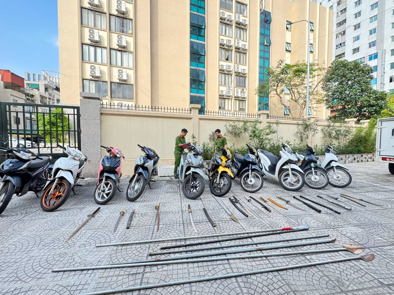 Nhiều nhóm thanh thiếu niên mang theo hung khí bị bắt giữ tại địa bàn quận Hà Đông.