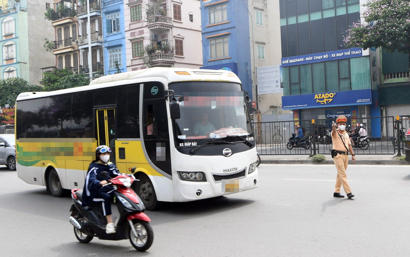 Tổ công tác dừng phương tiện kiểm tra. Tổ công tác dừng phương tiện kiểm tra.