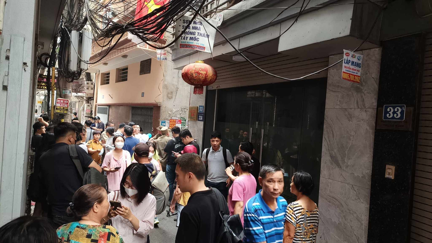 Đến sáng cùng ngày, lực lượng chức năng phong tỏa hiện trường điều tra nguyên nhân vụ việc.