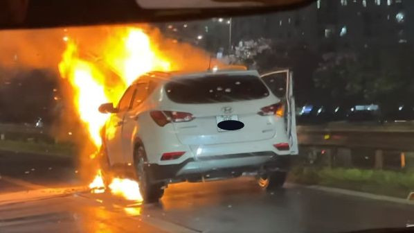 Ô tô bốc cháy ngùn ngụt từ phần đầu xe.