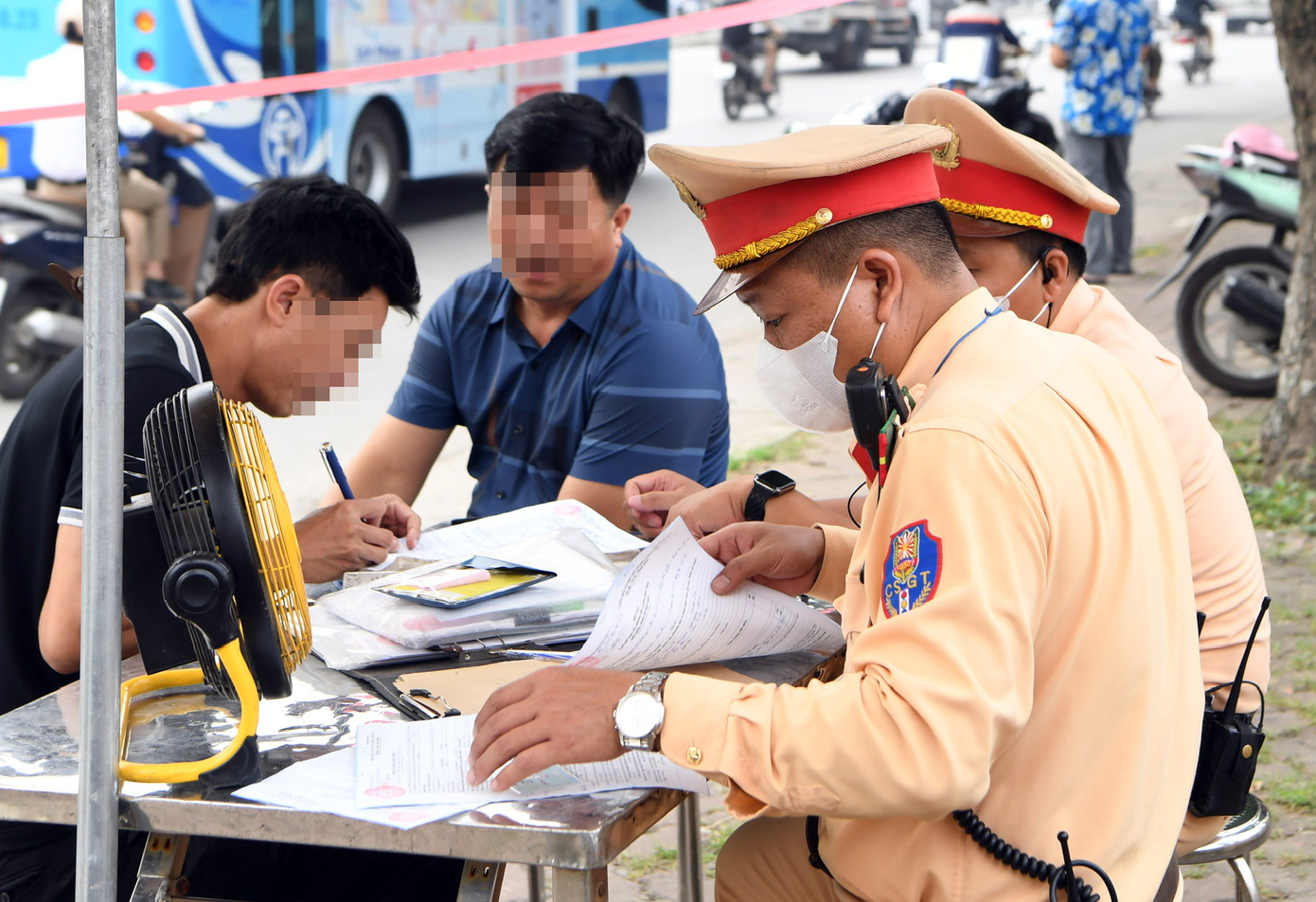 Nhiều trường hợp vi phạm bị lập biên bản xử lý. Nhiều trường hợp vi phạm bị lập biên bản xử lý.