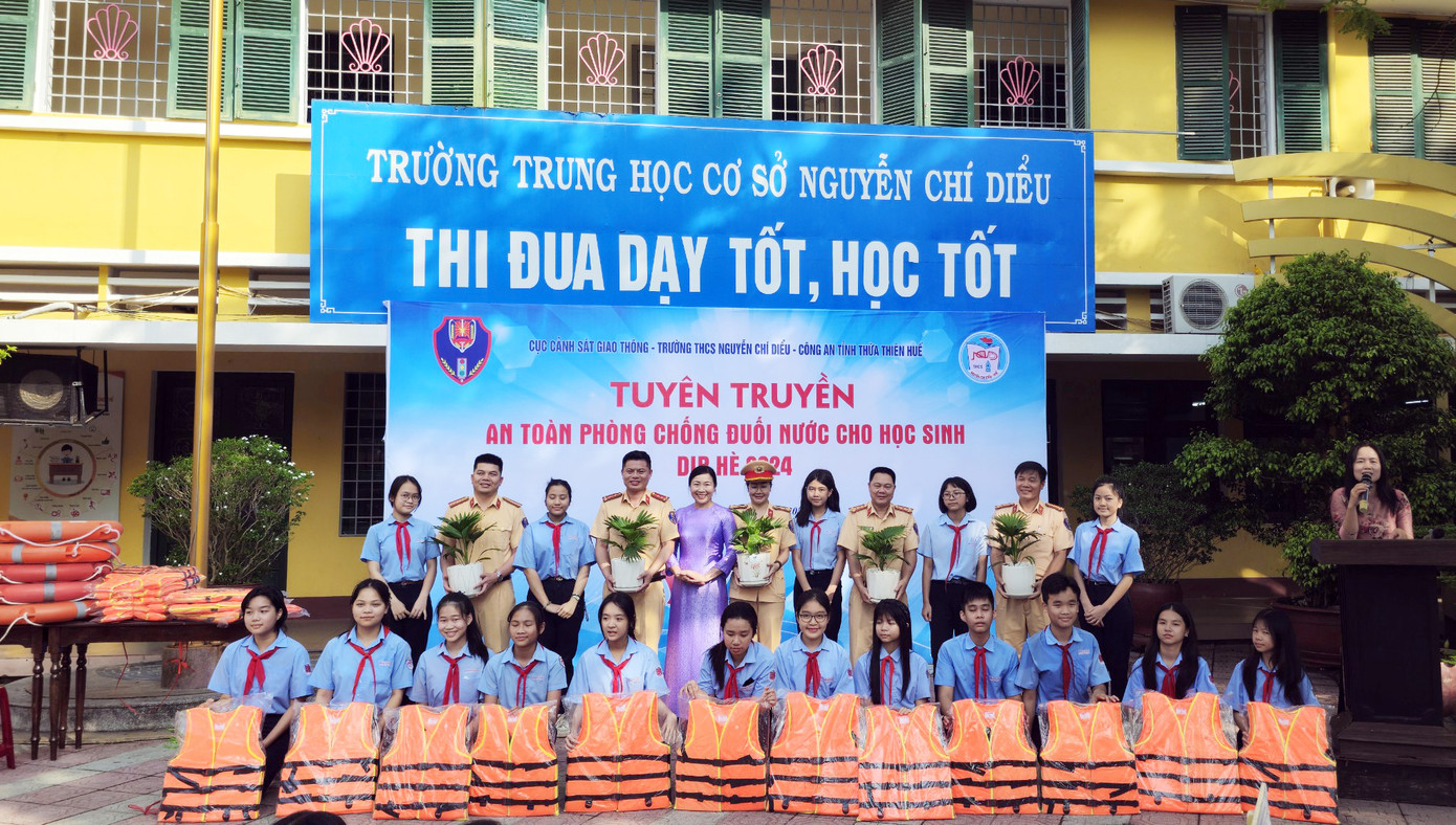 Cục CSGT phối hợp Công an tỉnh Thiên Thiên Huế phát tặng áo phao cho nhà trường và học sinh.