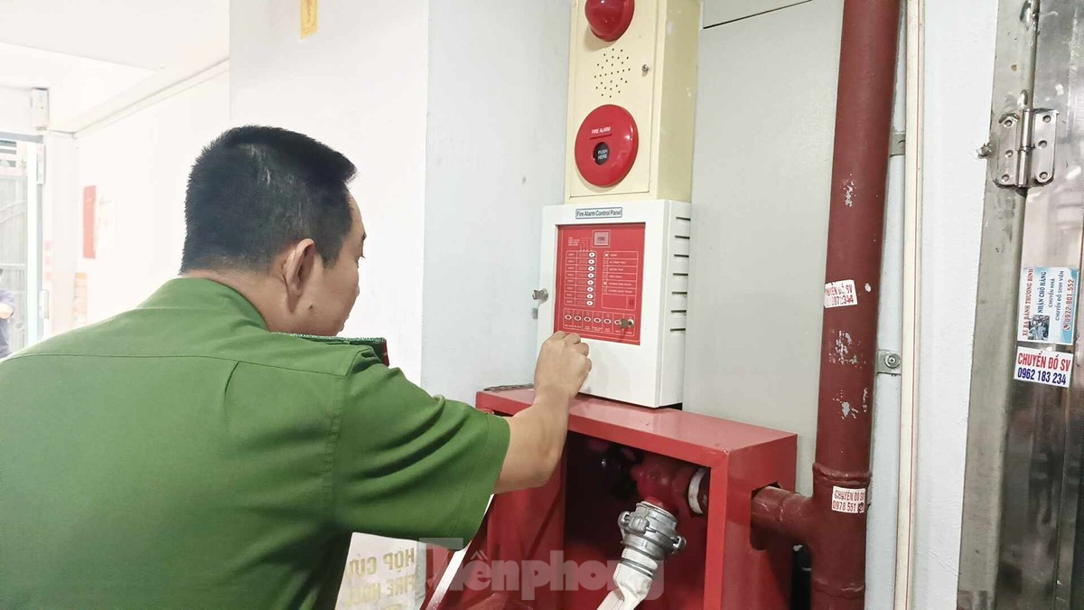 Lực lượng PCCC Hà Nội kiểm tra thiết bị báo cháy tại nhà cho thuê. Lực lượng PCCC Hà Nội kiểm tra thiết bị báo cháy tại nhà cho thuê.