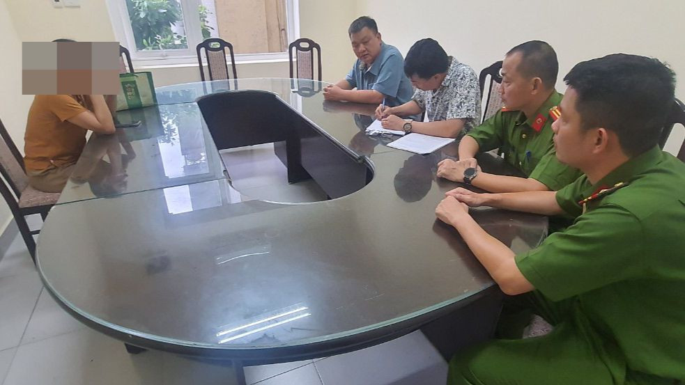 Lực lượng chức năng làm việc với bà H.