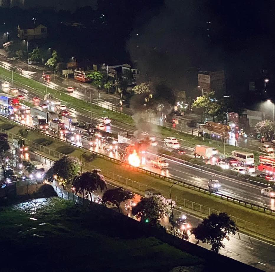 Giao thông qua khu vực gặp khó khăn.