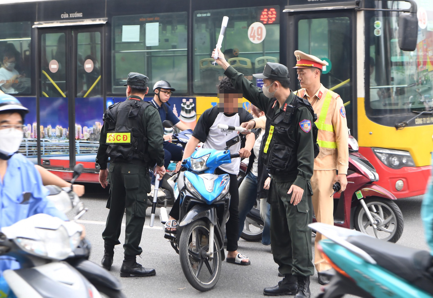 Tổ công tác làm nhiệm vụ xử lý vi phạm.