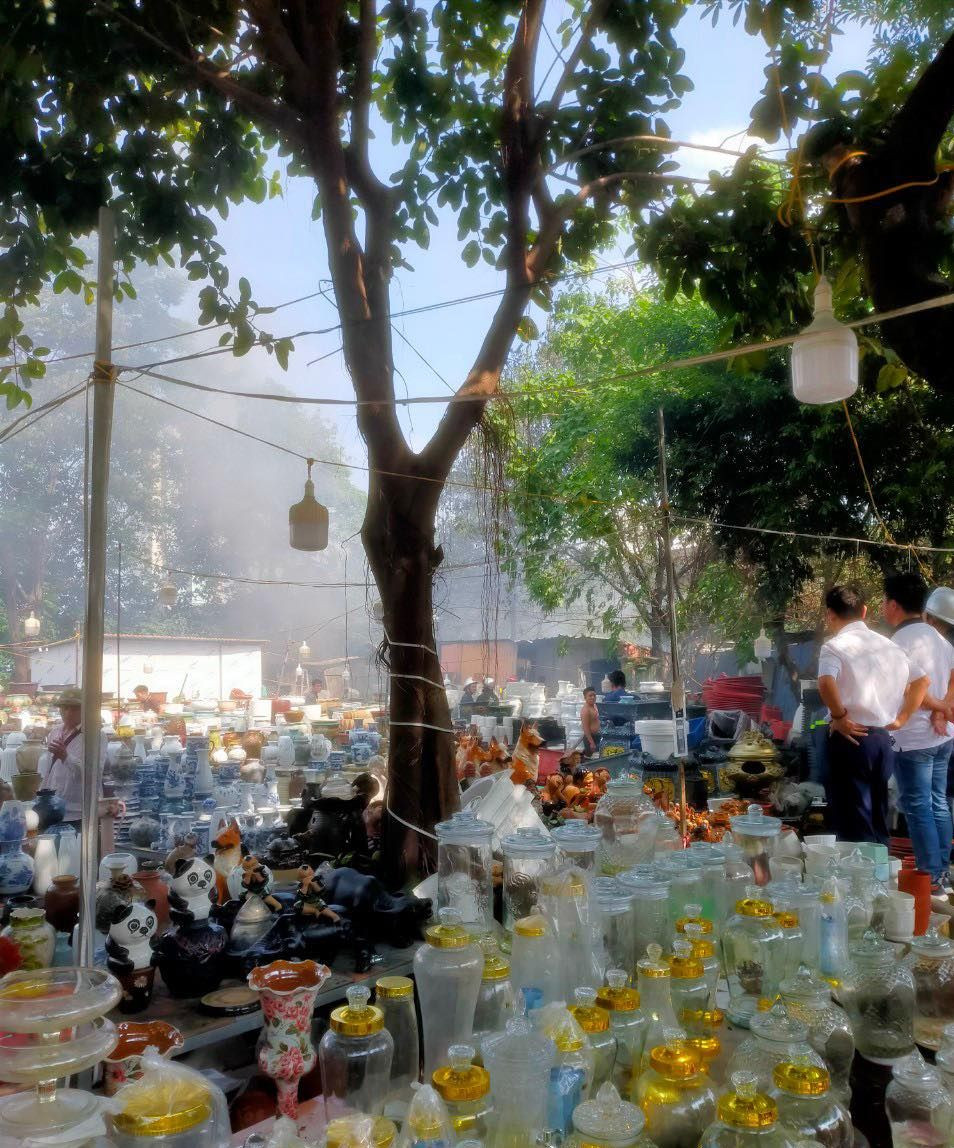 Gần khu vực xảy ra hỏa hoạn bày bán la liệt bình thủy tinh, lọ, chậu hoa...