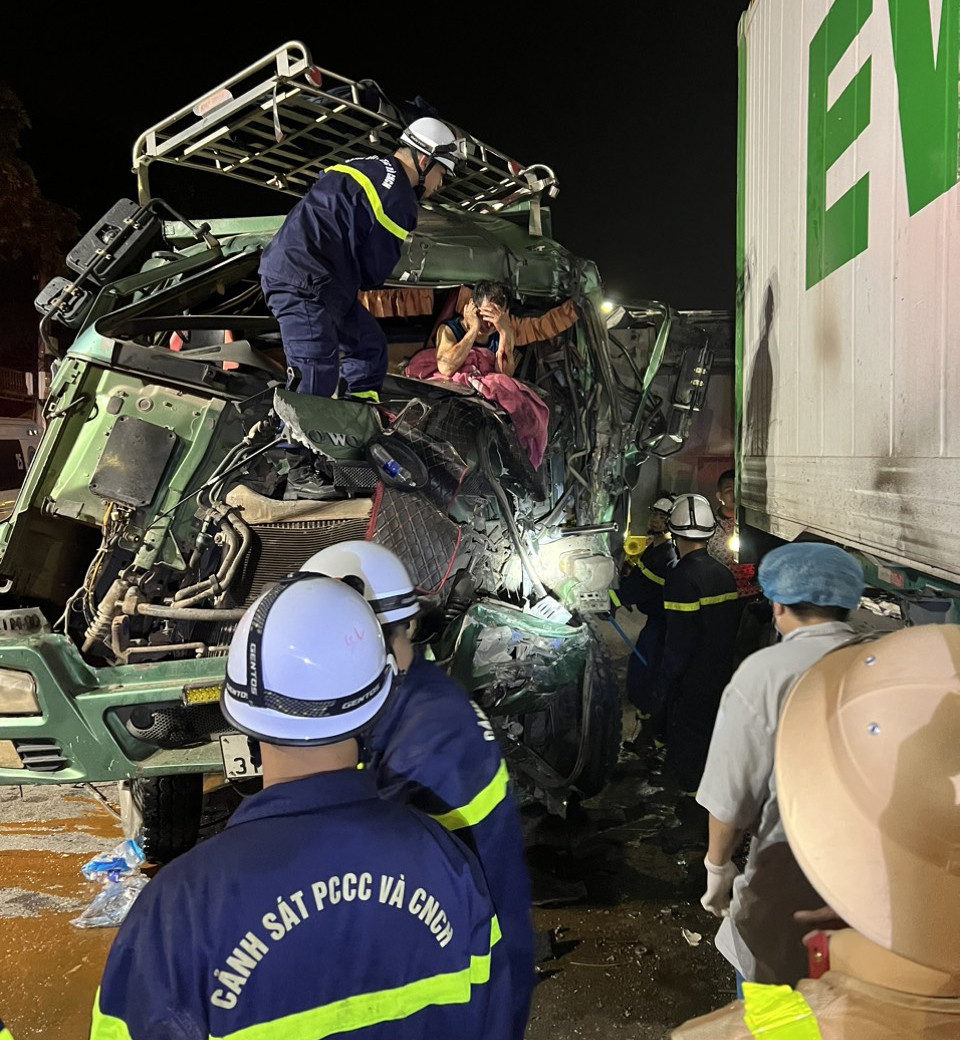 Cảnh sát phá cabin xe tải đưa nạn nhân ra ngoài. Cảnh sát phá cabin xe tải đưa nạn nhân ra ngoài.