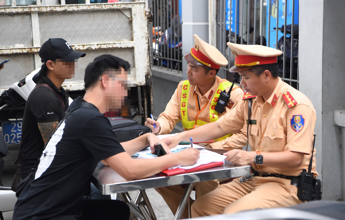CSGT lập biên bản các trường hợp vi phạm.