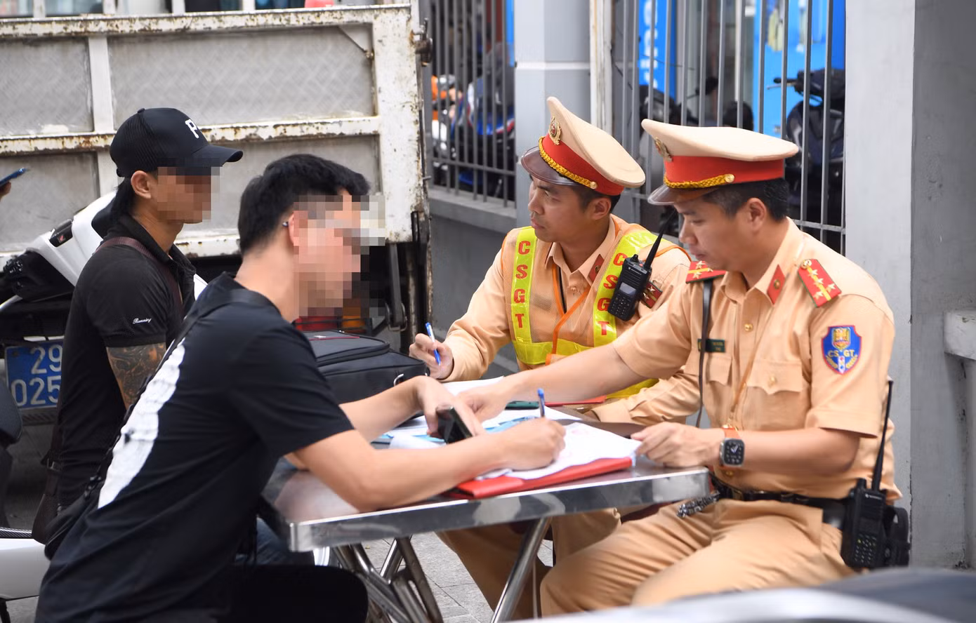CSGT lập biên bản các trường hợp vi phạm.