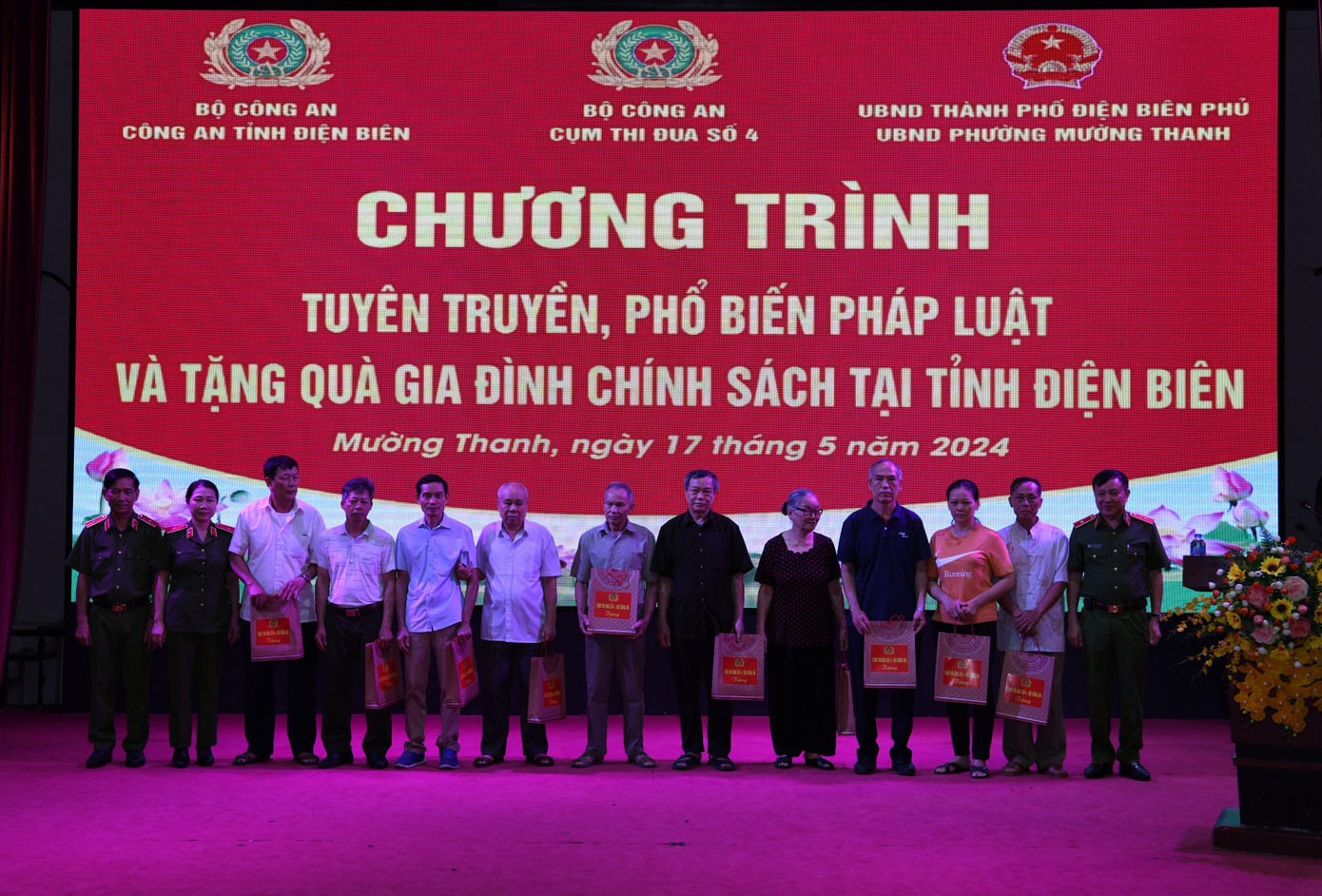 Cụm thi đua số 4 – Bộ Công an tặng quà thương binh, bệnh binh, thân nhân liệt sĩ, gia đình chính sách.