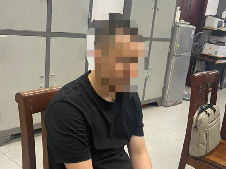 Nam tài xế tại cơ quan công an,