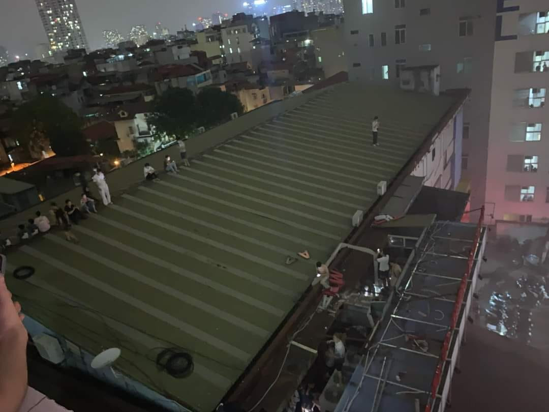 Nhiều người trèo lên mái nhà thoát nạn được người dân chia sẻ trên mạng xã hội. Nhiều người trèo lên mái nhà thoát nạn được người dân chia sẻ trên mạng xã hội.